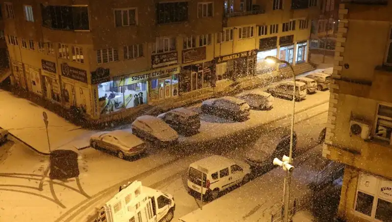 İki Mevsimi Bir Günde Yaşayan Şehir: Kar ve Bahar Sürprizi!