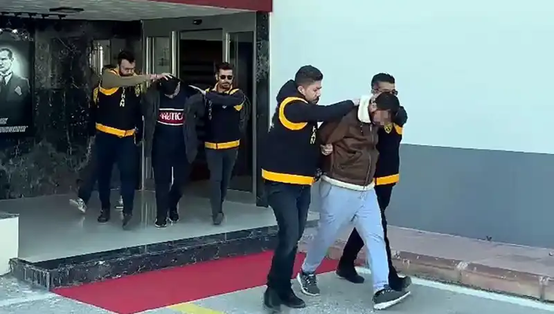Güvenlik Kameraları Olayı Aydınlattı: Silahlı Soygun ve Tutuklamalar
