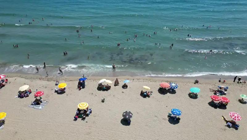Sıcak Havalar Tekirdağ'da Plajları Doldurdu: Serinlemek İçin Sahillere Akın Edildi