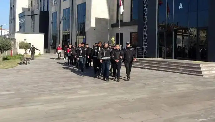 Otelde Balyoz ve Bıçaklı Kavga: Kanlı Olayda 10 Gözaltı ve Yaralı