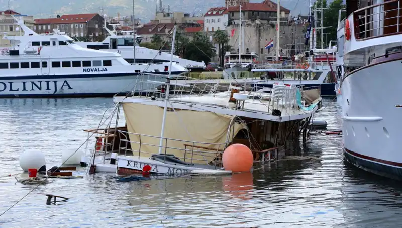 Hırvatistan'da Şiddetli Yağış ve Fırtına: Feribot Çarpması Gemi Kazasına Neden Oldu