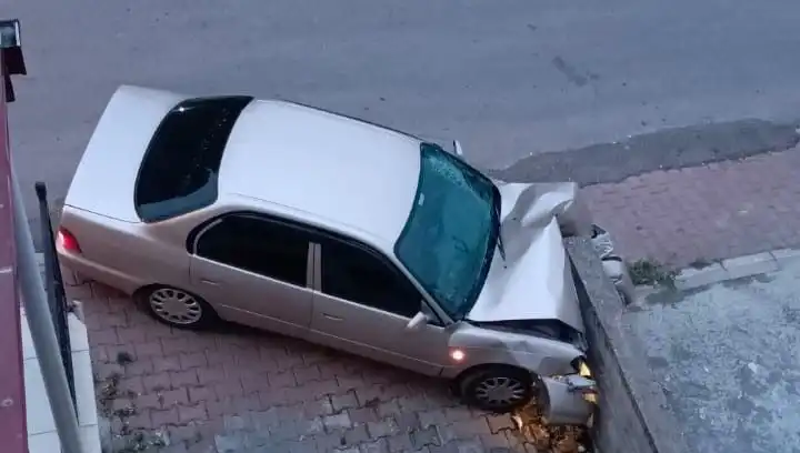 Kontrolden Çıkan Araç Duvara Çarptı: Kaza Anını Yakalayan Kameralar